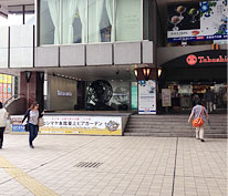 ④外に出て、髙島屋（本館）左側の階段方向へ