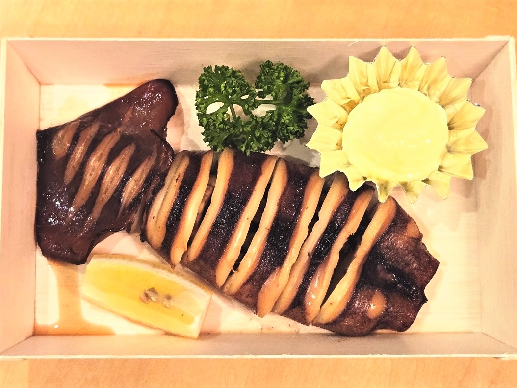 ■＜お祭りの定番メニュー＞お醤油の香ばしい香りが漂う「イカ焼き」