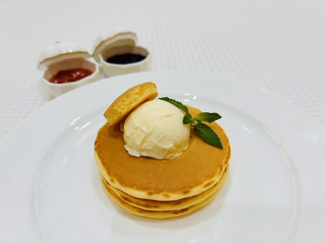 ◆パンケーキ いちごとブルーベリーソース添え