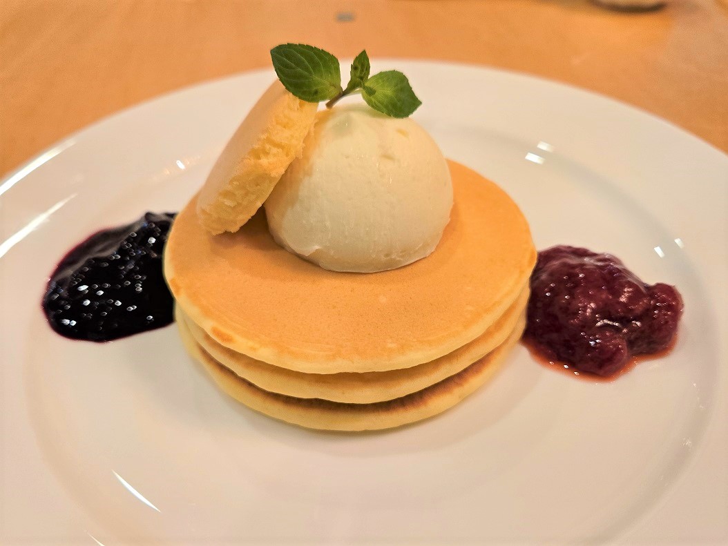 ■柏産のブルーベリーと松戸産の苺を使ったパンケーキ