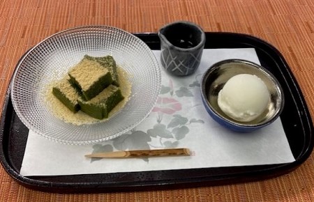 ■抹茶わらび餅 　　ライチシャーベット添え   