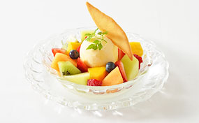 [デザート]パンナコッタと季節のフルーツに白ワインゼリーとオレンジのソルベ