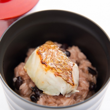 ◆ 幅広い年代からも好まれる『鯛赤飯』もご試食いただけます ◆ ◆ 幅広い年代からも好まれる『鯛赤飯』もご試食いただけます ◆